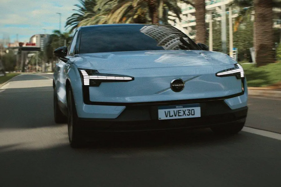 Volvo EX30 2026 rodando na cidade no dia a dia